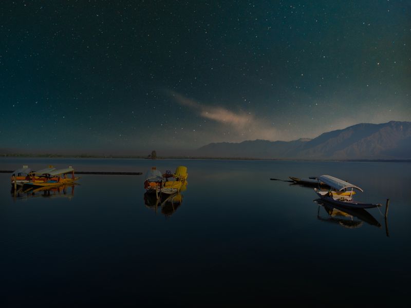 Srinagar houseboat and shikara stay